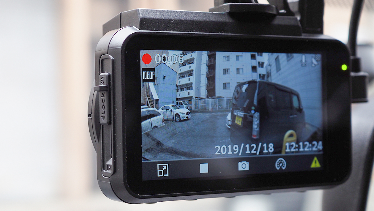 「GC-TR100」のフロント用カメラのディスプレイで、リア用カメラがとらえた映像を確認できる。