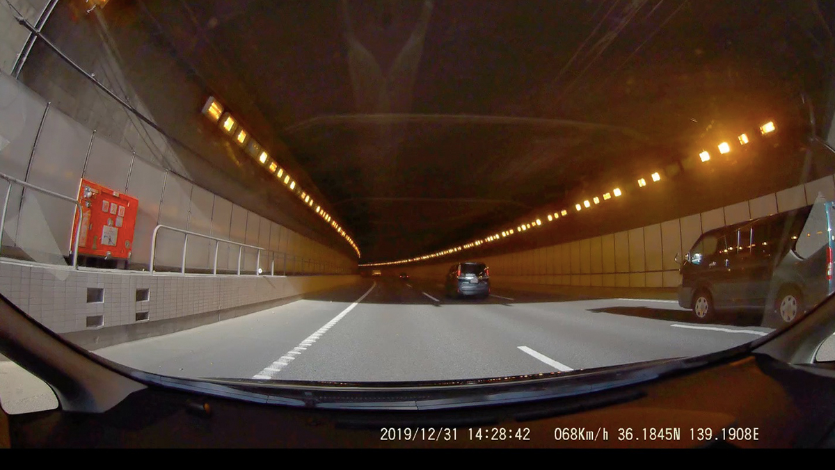 明るい場所から暗い場所へ移動する、トンネル入口付近。